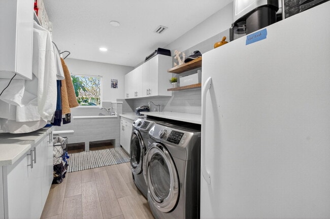 Building Photo - 6701 Hillside Ln