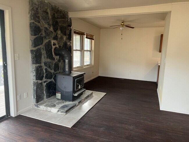 Building Photo - Welcome home!  Sought after Lake of the Woods!