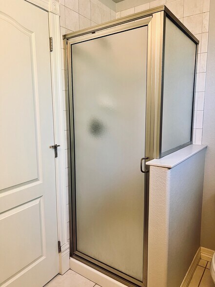 En-suite shower - 2317 Decatur St