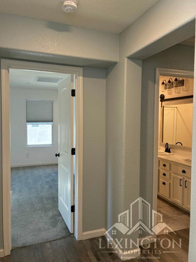 Building Photo - Elegant, 3BD/2.5BA, Sacramento Home in Nat...