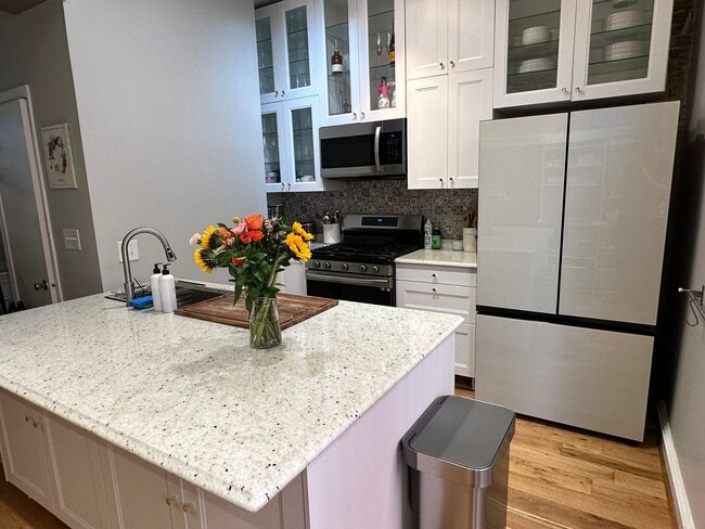 Building Photo - 2 Bedroom 1.5 Bath Condo in Shaw Neighborhood, Backyard, Recently Renovated, Fabulous Modern Feat...