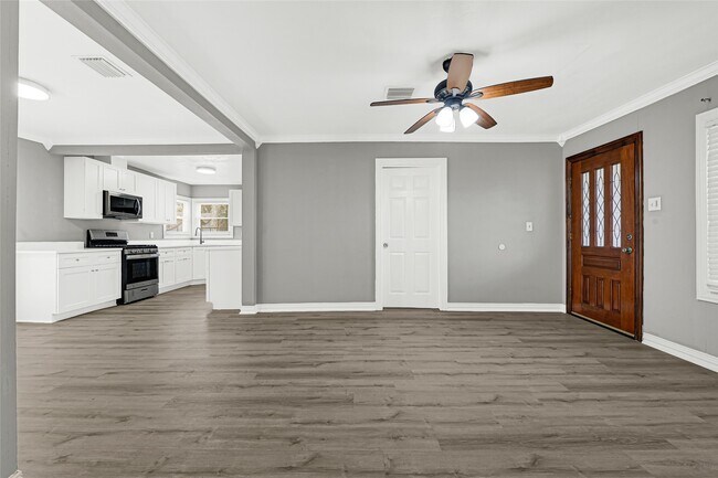 Building Photo - 5518 Sweetbriar St