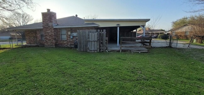 Building Photo - 3 Bedroom and 2 Bath Duplex with Carport a...
