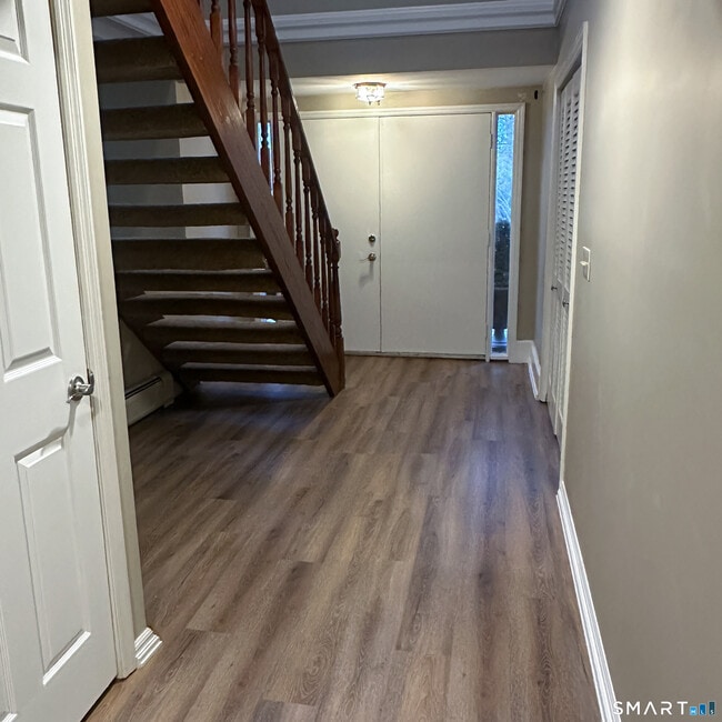 Building Photo - 6 Cove Rd