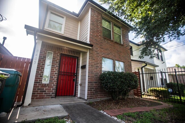Building Photo - Style, Comfort & Location—The Perfect Hous...