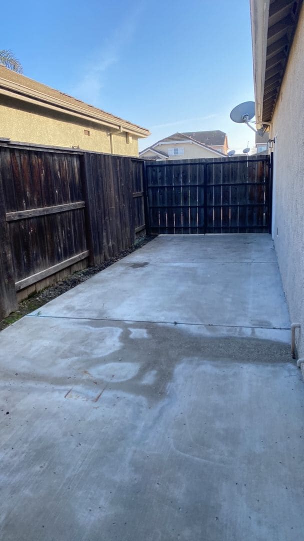 Building Photo - Riverbank