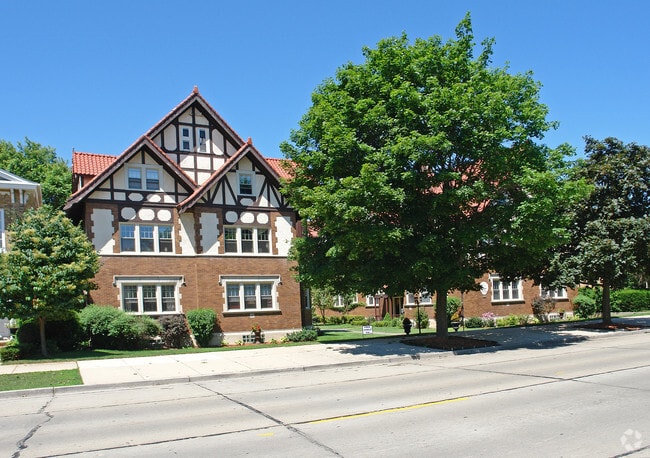 Building Photo - Bull Manor Apartments