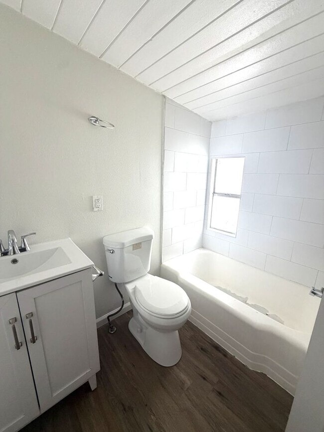 Building Photo - ***Cozy 1 Bedroom Apartment in Eagle Lake
