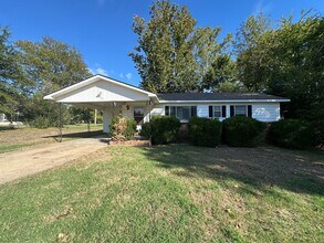 Building Photo - Welcome to this conveniently located 3-bedroom, 1-bathroom home in the heart of Russellville, AR.