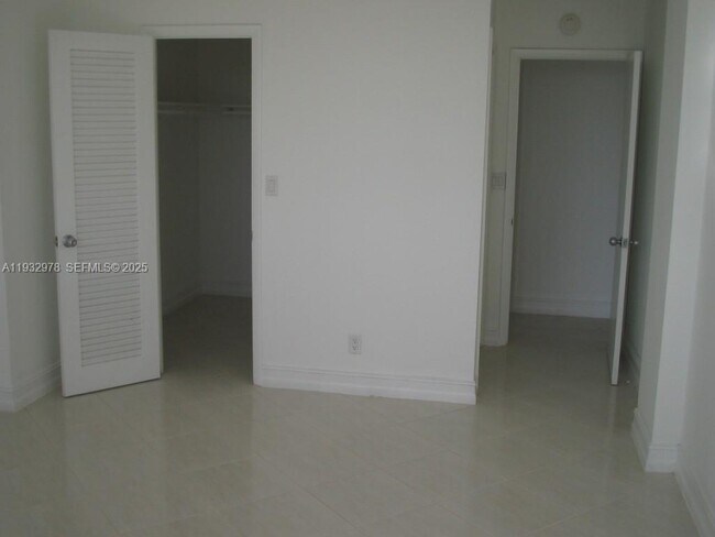 Building Photo - 1455 N Treasure Dr