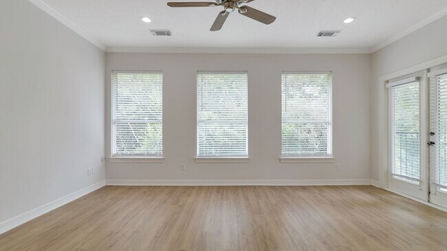 Building Photo - 14918 Plantation Oak Dr