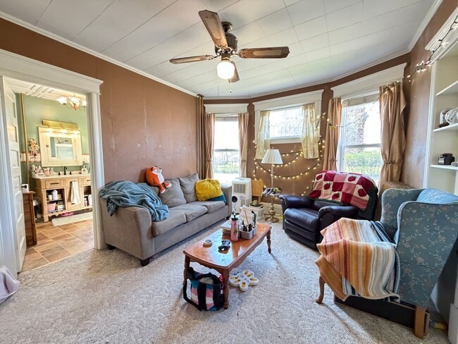 Building Photo - 1st Floor 2 Bedroom Apartment w/ Private Basement - Available July 1st