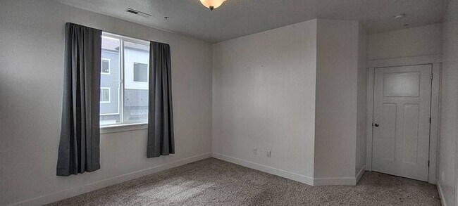 Building Photo - Incredible Vineyard Condo with Garage