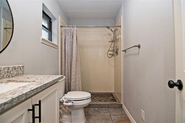 Building Photo - 2410 Valley Dr
