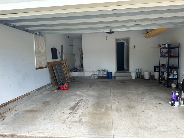 Garage - 210 N Saint Clair Ct