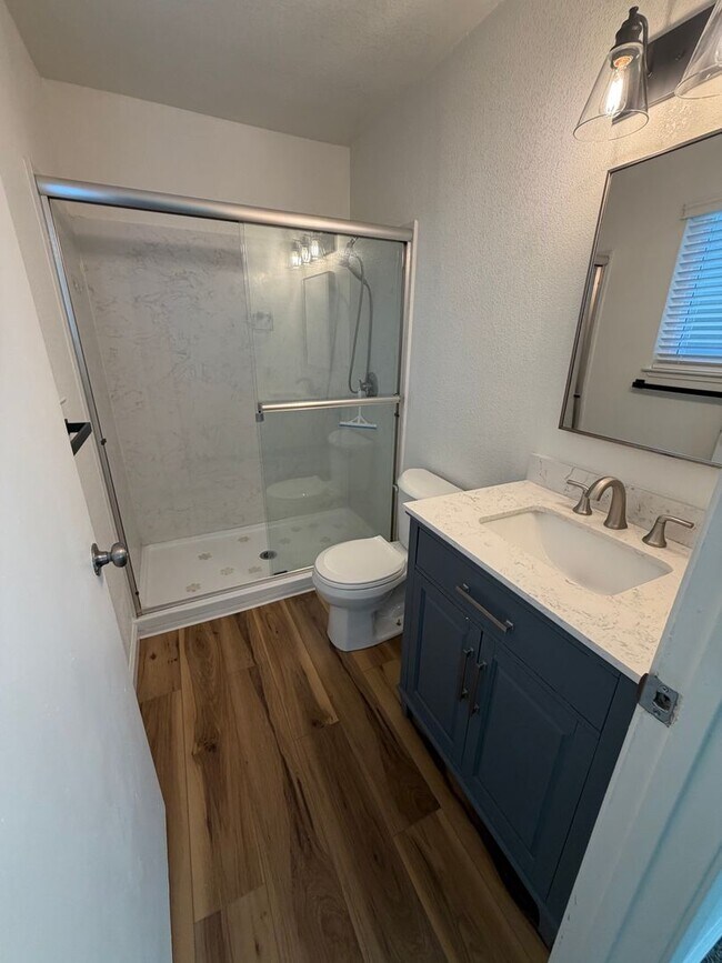 Building Photo - 4 Bed / 2 Bath | Rosemont Single Family Home Available