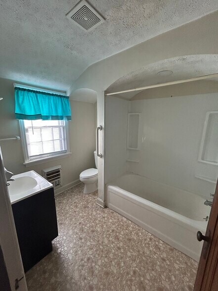 Building Photo - 304 Reber Ave