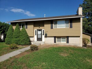 Building Photo - Versatile 4BR/2BA Split-Level South Hill H...