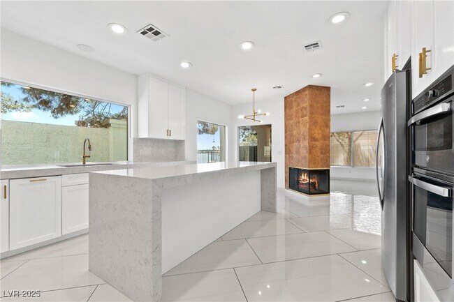 Building Photo - 3004 Sun Lake Dr