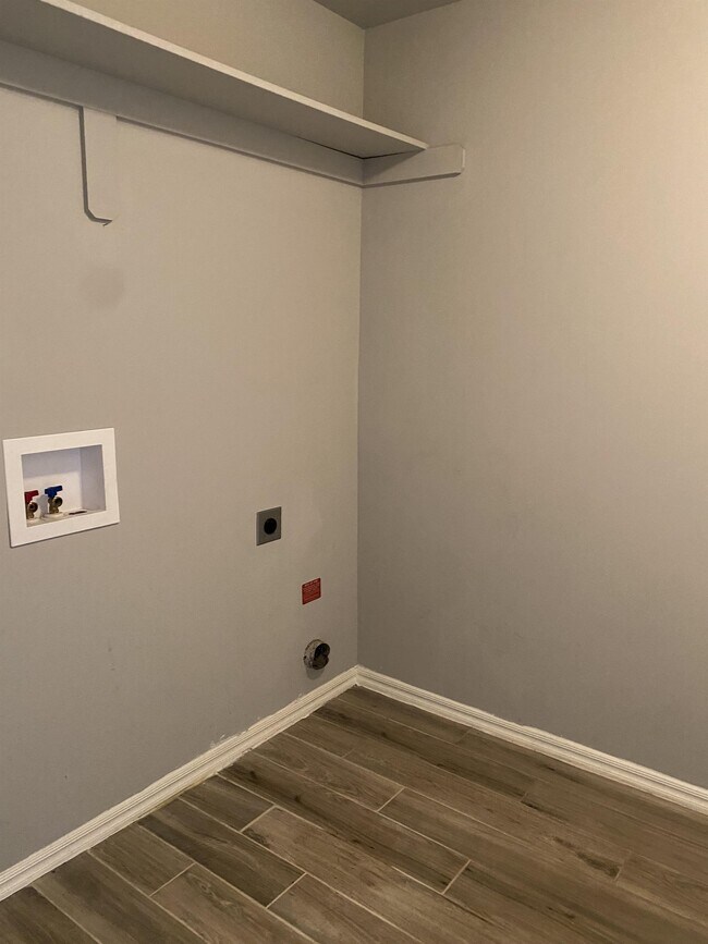 Building Photo - 10240 Hidden Village Dr