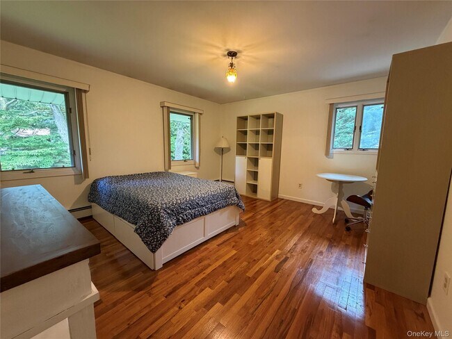 Building Photo - 8 Tree Hollow Ln