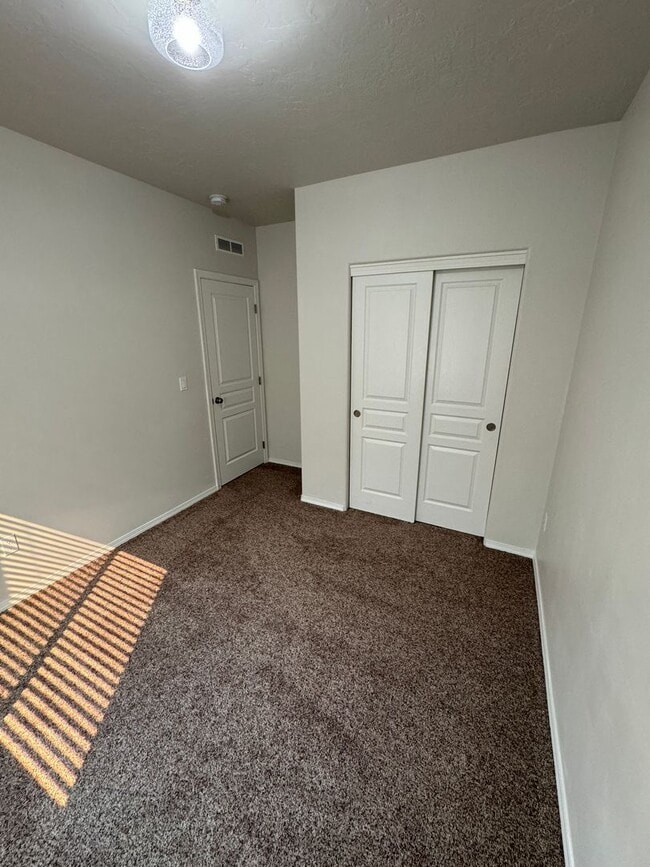 Building Photo - Charming 3-bedroom, 2-bathroom home locate...