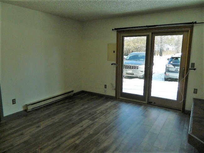 Building Photo - 559 Rainbow Vlg