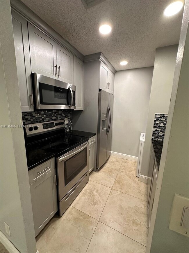 Building Photo - 9976 Twin Lakes Dr