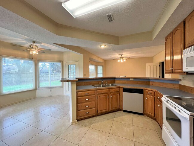 Building Photo - GREAT FARRAGUT LOCATION WITH INVITING FRONT PORCH CHARM!!!