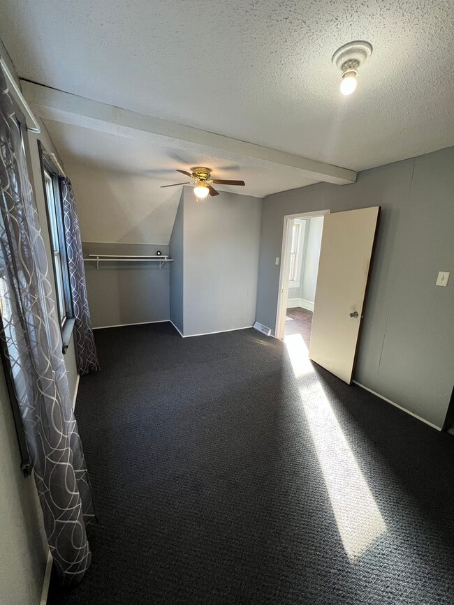 Building Photo - AVAILABLE TODAY - 3 Bedroom in East End Su...