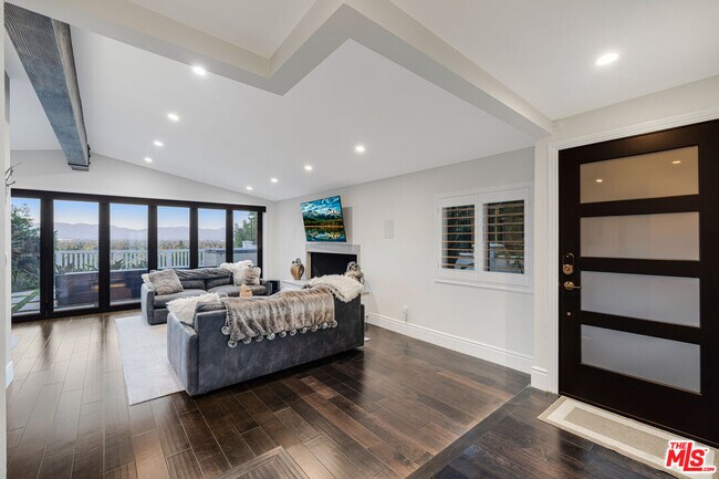 Building Photo - 16725 Oak View Dr