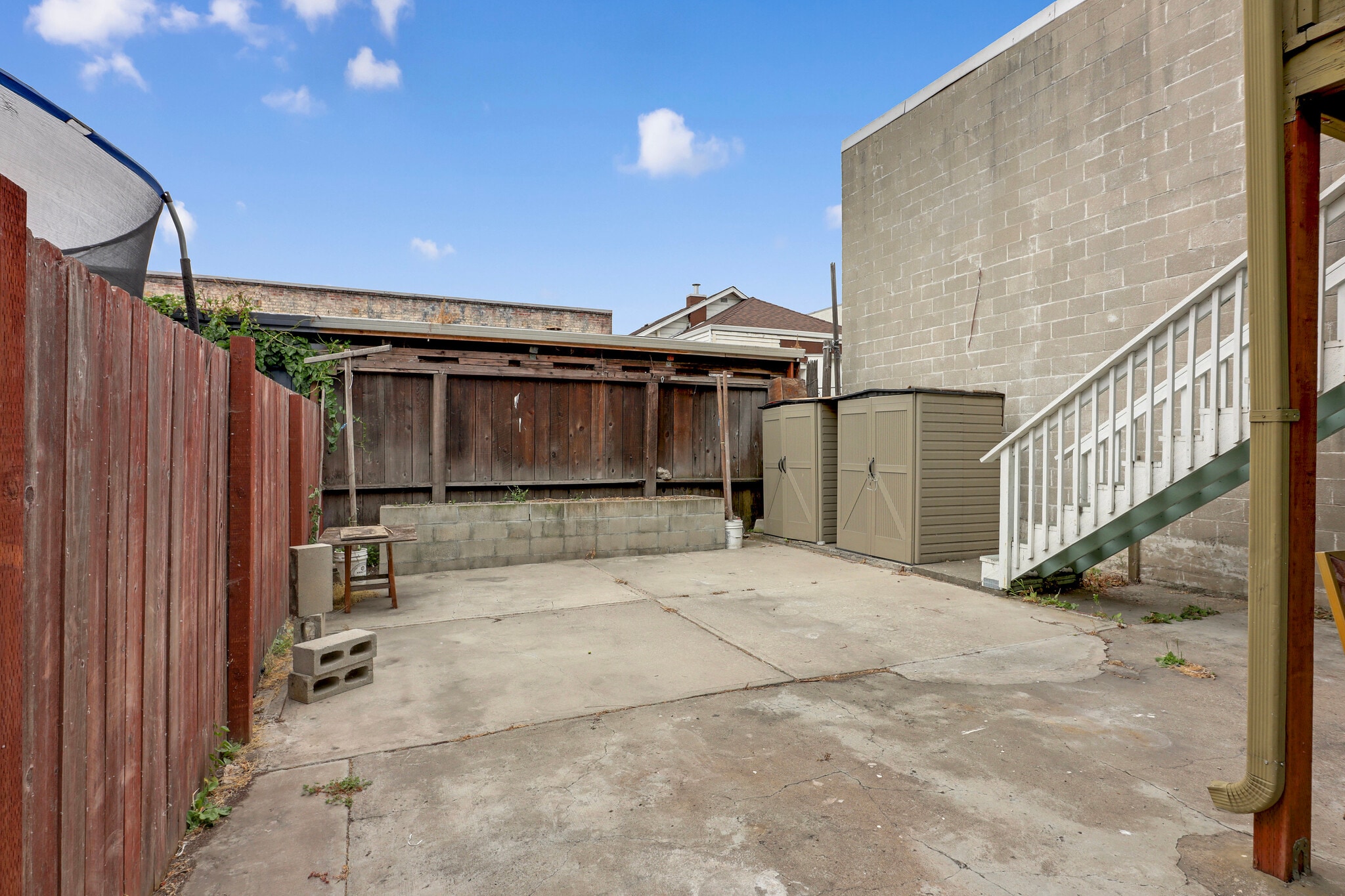 Building Photo - 213 7th St