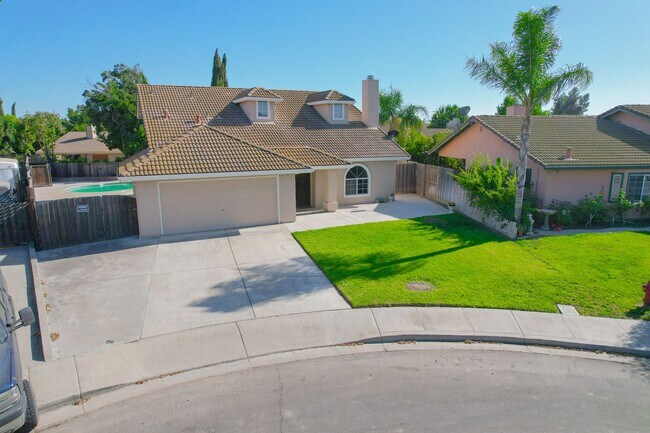Building Photo - BEAUTIFUL 4 BEDROOM HOME WITH SWIMMING POOL!