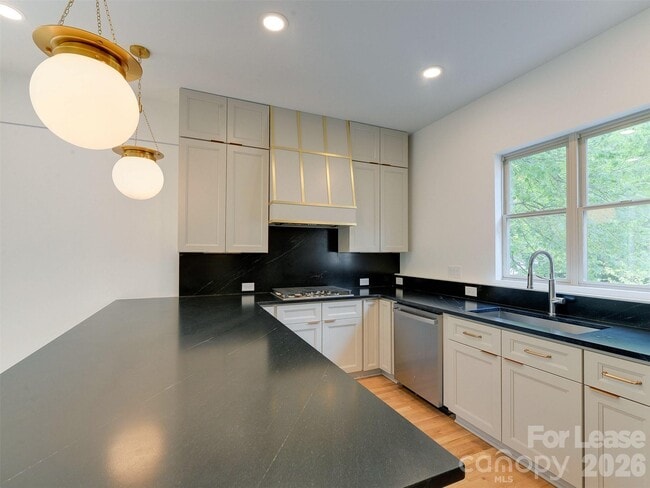 Building Photo - 1174 Park West Dr