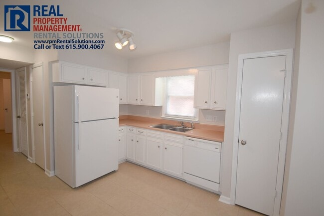 Building Photo - Spacious 3BR/2.5BA in Murfreesboro!