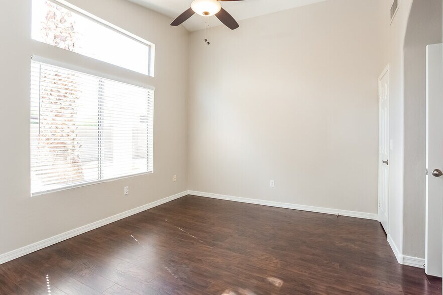 Building Photo - 867 E Morelos St