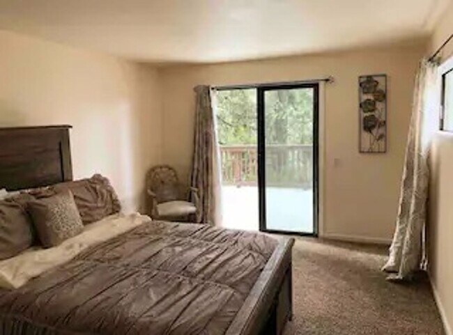 Building Photo - Great Contemporary Lake View Home above Bu...
