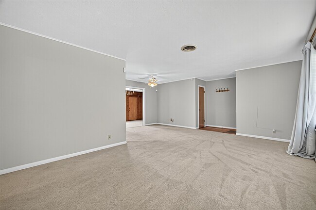 Building Photo - 10005 Hazelhurst Dr