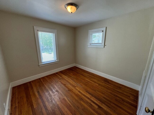 Building Photo - 2 bed 1 bath ranch walking distance to Dow...