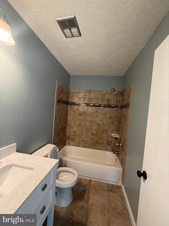 Building Photo - 805 London Ct