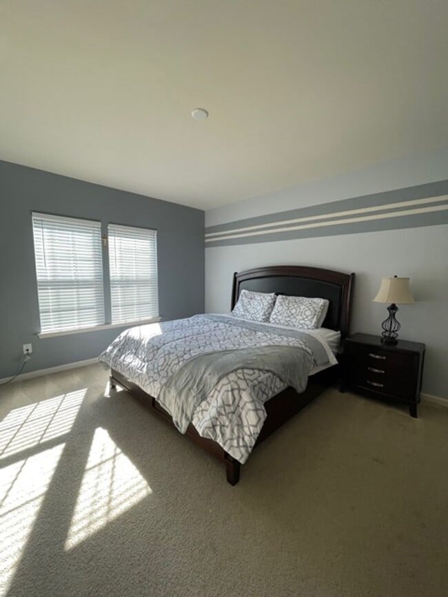 Building Photo - LOVELY WELL MAINTAINED TH IN GALLERY PARK
