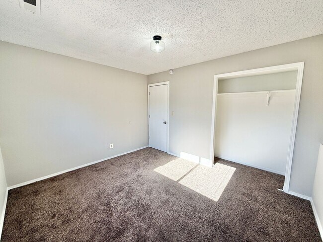 Building Photo - 603 W Routt Ave