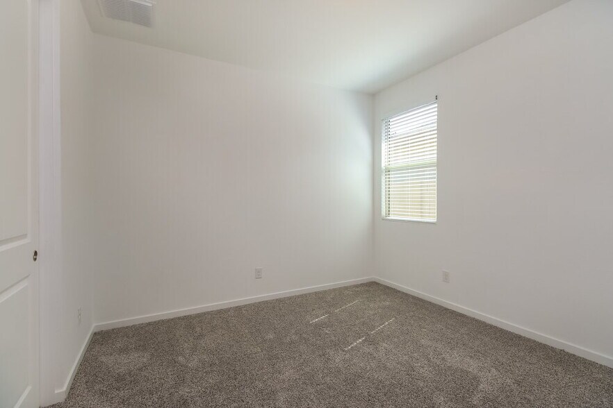 Building Photo - 11008 S 56th Ln