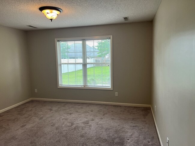 Building Photo - 325 Trailwood Dr