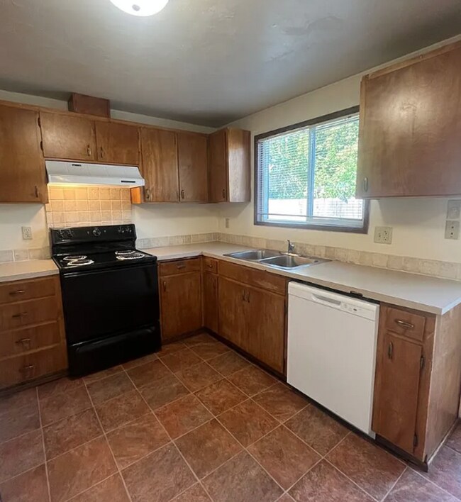 Building Photo - Spacious 3 Bedroom Home with Fenced Yard & Oversized Garage in Eugene
