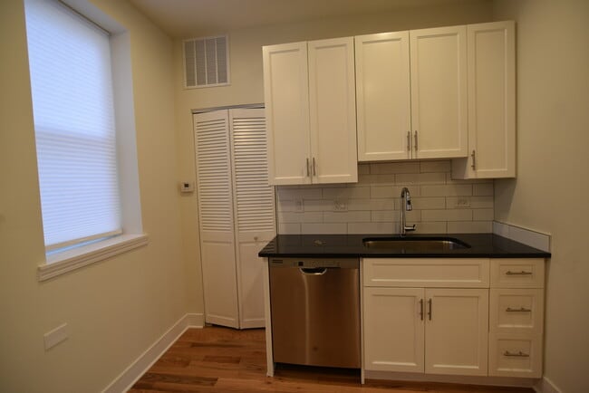 Building Photo - 1161 W Lunt Ave