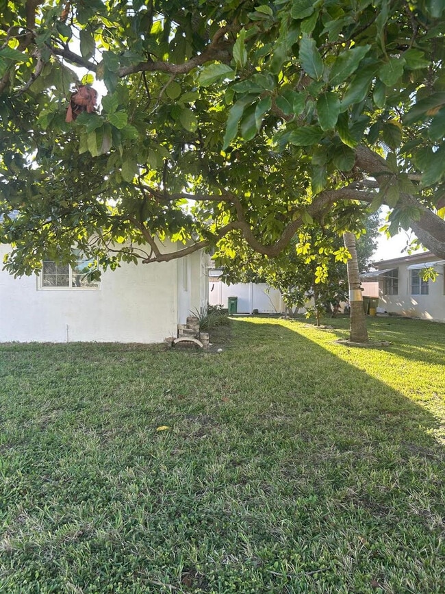 Building Photo - 7001 NW 76th Ct