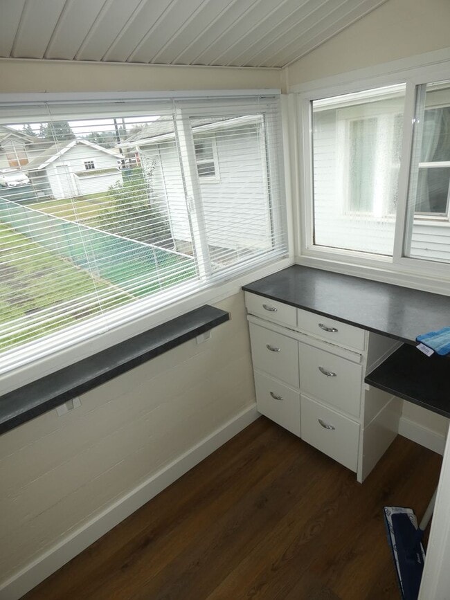 Building Photo - 330 E 6th St