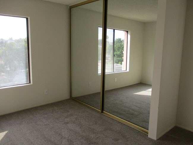 Building Photo - 2 bedroom, 2 bath 3rd floor condo