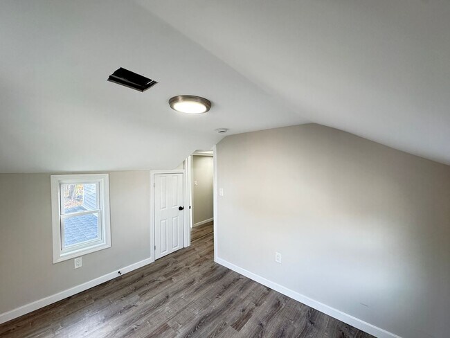 Building Photo - BRAND NEW RENOVATION! Modern 3BR Single Fa...